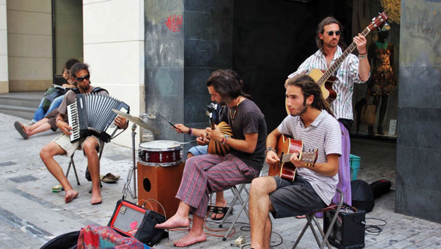 国外街头艺人抱怨中国游客,光傻乎乎的看不给钱,拍完照就跑开了