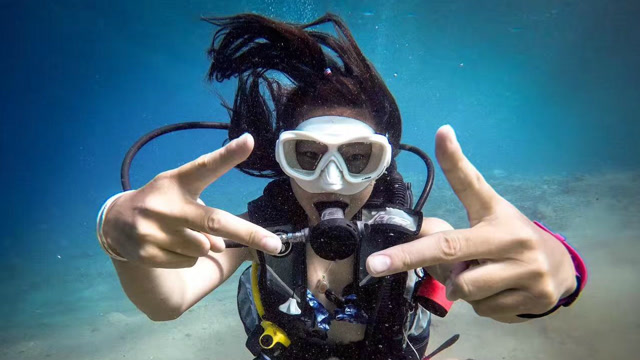 她不懂英文,代购3年玩遍18国,这是个疯狂的潜水女教练