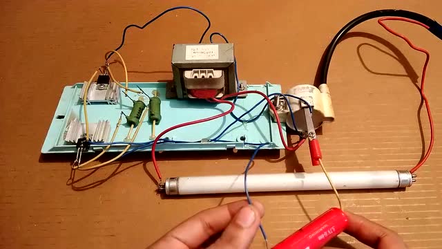 3.7v的电压利用逆变器改造成220v,视频最后有电路图!