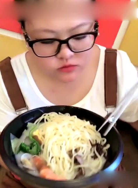 300斤的胖丫开饭了,海鲜面,炸豆沙春卷,看样子吃得不太满意啊