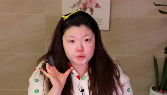 韩国大扁脸丑女不整容被排挤,靠化妆变仙女,这才人生赢家