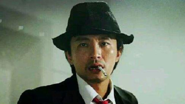 星爷的这个抽烟动作,很多人一辈子都学不来那种感觉!