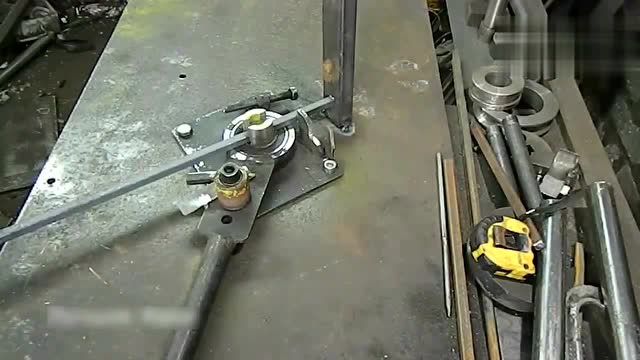 牛人用轴承自制了一个折弯机,用来做什么你绝对想不到