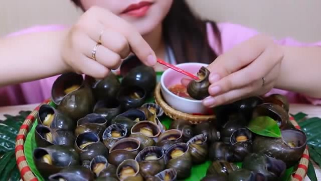 韩国大姐吃螺,肉很鲜美,蘸酱吃别有一番风味