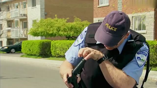 搞笑的无厘头警察,把手指放到枪孔里,结果悲剧了