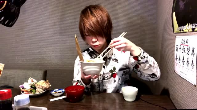 日本大胃王:吃播draco小哥挑战吃大份新鲜海鲜刺身拼盘盖浇饭定食