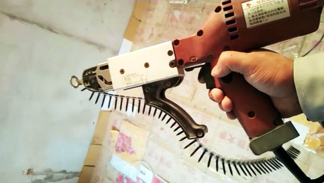 楼上装修砰砰响,原来工人在干这事,看后彻底拜服!