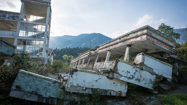 汶川地震的学校遗址,一片废墟,几年前被压坏的桌椅仍在教室内