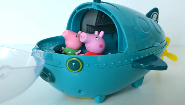 小猪佩奇和乔治手工组装了1艘潜水艇过家家玩具,超有趣!