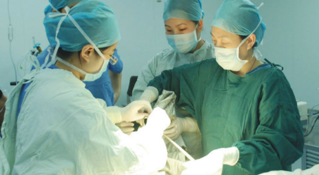 33岁孕妇流产8次,终于生下一个男婴,老公却独自抽闷烟!