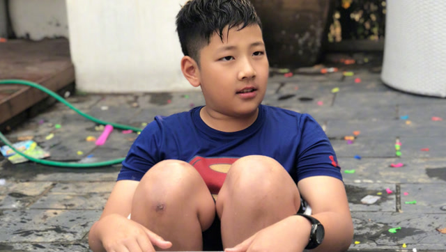 郭涛儿子石头长大了 蹲小箱子里游泳让人认不出