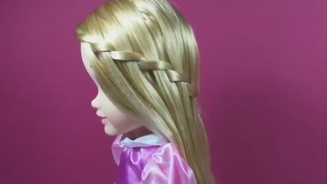 嫌芭比娃娃的发型太单调?学会这个简单的方法,芭比秒变公主!