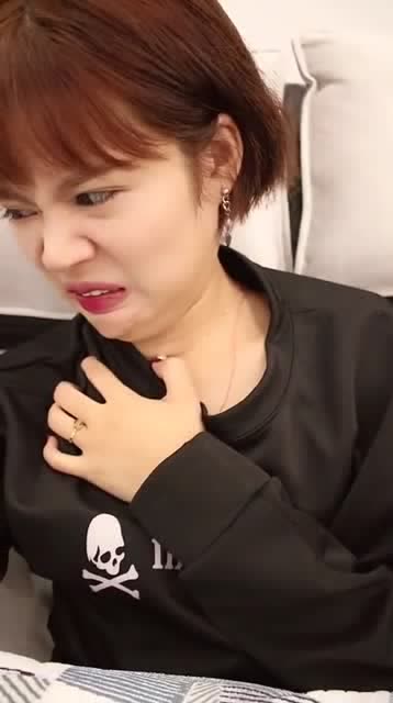 女子不停打嗝,男子想出奇葩方法,网友:差一点就露馅了