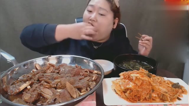 韩国胖女孩吃蒸排骨和泡菜,一口肉一口泡菜,这才叫香