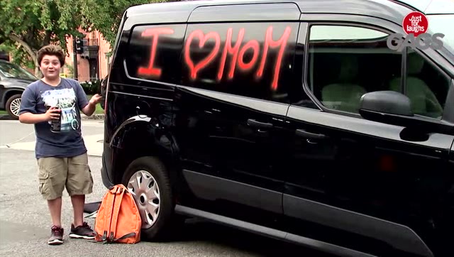 国外恶作剧:熊孩子别人车上涂鸦秀母子情 茫然路人一脸无奈