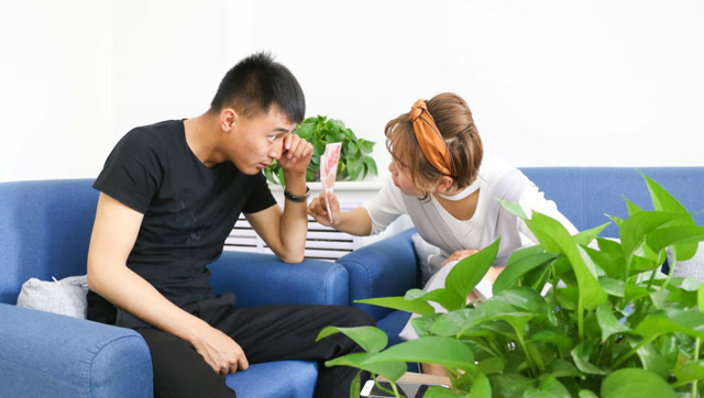 媳妇突然给老公零花钱,原来是因为这个原因,这个老婆太厉害了