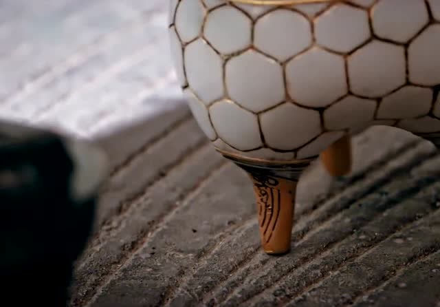 萧炎按照卷轴中记载,祭出药鼎开始炼药!