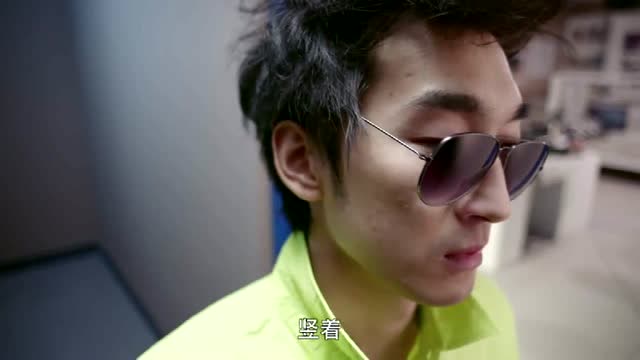 加油吧实习生:赵小川为了在周格格面前装酷,竟弄的和犀利哥一样