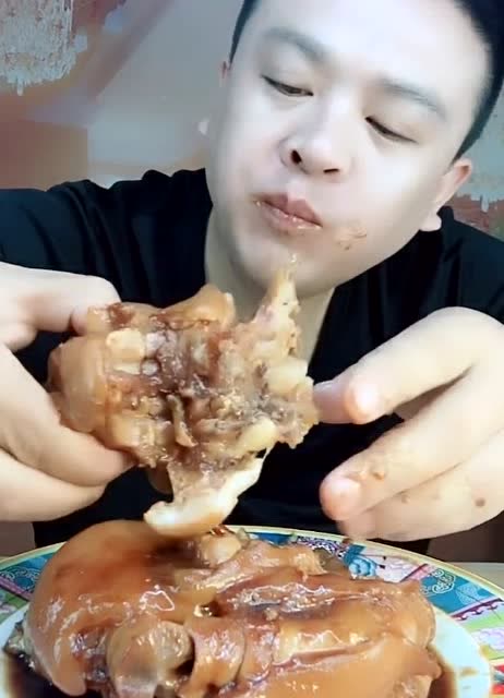 东北男人就是猛,大口狂吃猪蹄子,真的相当给力了!