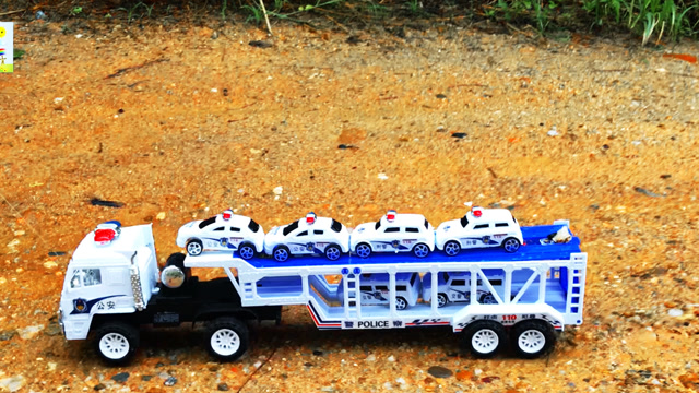 野外行走的大卡车 警车