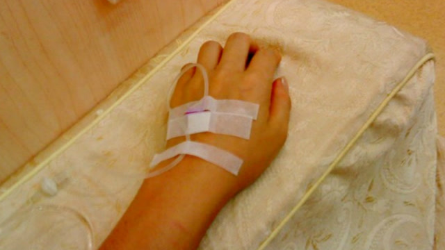 假如打吊瓶时,直接扯开手上的针头,会发生什么?今天可算知道了