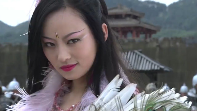 丁瑶用无忧曲困住魔族胡姬,问天趁机补了一神兵,打出一颗灵珠