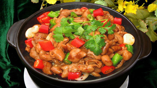 生意火爆的正宗四川肥肠煲做法,好吃不贵简单,人人都喜欢吃!