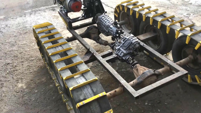 简易的履带式越野车,使用力帆发动机,配备四驱分动箱