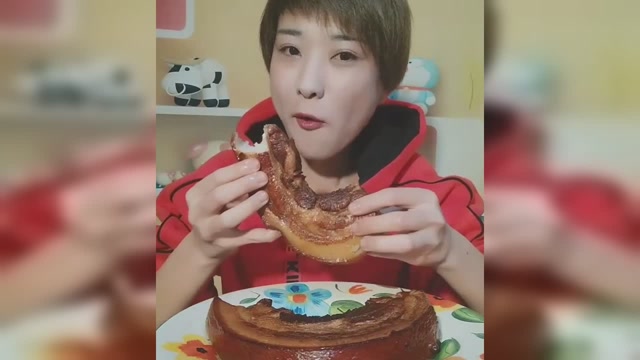 吴小妮直播吃肥肉,一大口一大口,看的我有点反胃