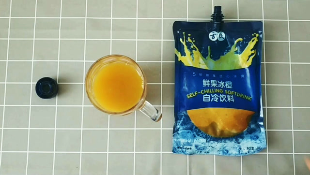 试喝22元买的黑科技饮料,1秒钟就变凉的"自冷饮料",要冰箱没用了