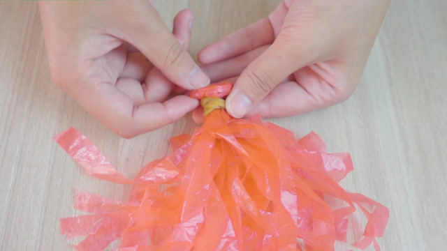 毽子不用花钱买,一个塑料袋就能做出来,你学会了吗?