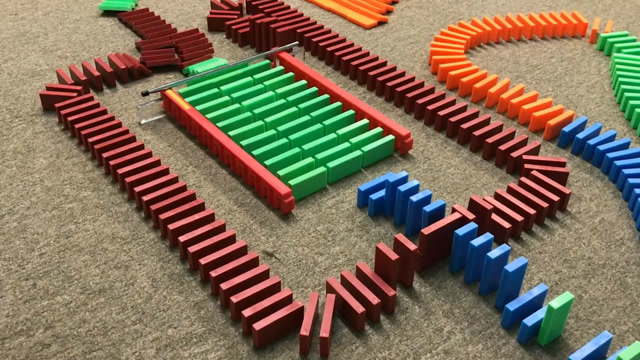 色彩斑斓的多米诺骨牌,轻轻一推,整个过程看着美如画!