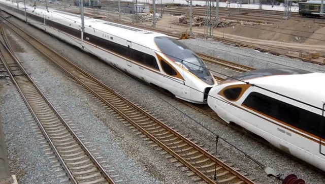 中国复兴号加长版开跑,成为全世界最长高铁,引老外羡慕不已