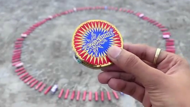 鞭炮小试验,中间那个旋转爆竹能引爆周围的小鞭炮吗?拭目以待!