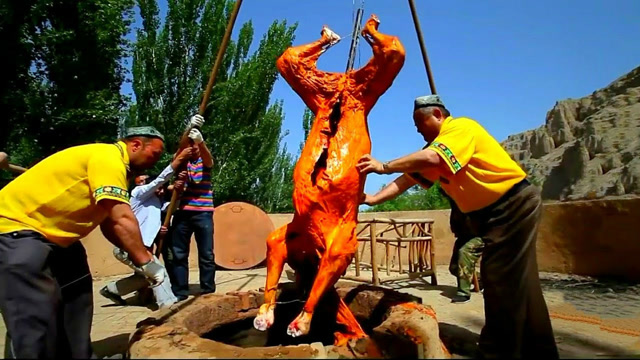 走进中国新疆看世界最大馕坑烤骆驼美味骆驼肉让人欲罢不能