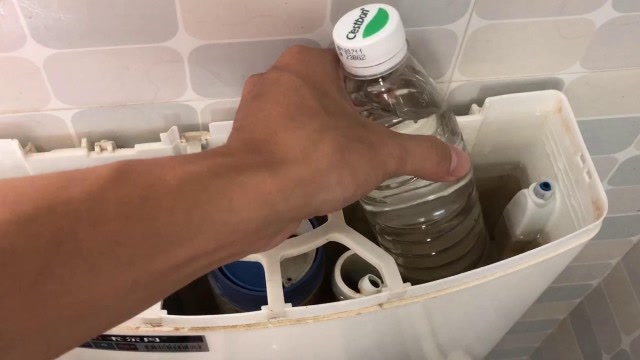 厕所水箱里放一瓶矿泉水,原来还有这么神奇的用途,一年省下不少钱
