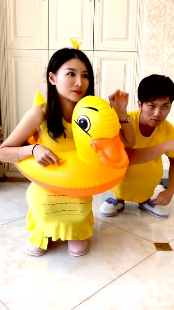 最萌的情侣鸭子舞,老公竟然比老婆更抢镜,简直萌翻了!