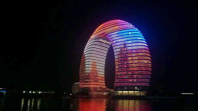 马桶盖大楼晚上挺好看的啊太湖边挺美