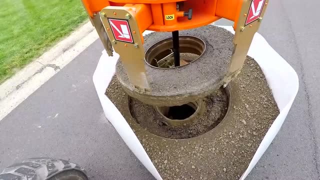 美国发明换井盖神器,6个爪子旋转拧下井盖, 10分钟内就能换好!