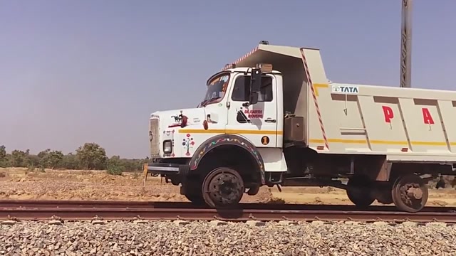 印度塔塔卡车在铁轨上行驶,真是什么都敢尝试,胆子够大