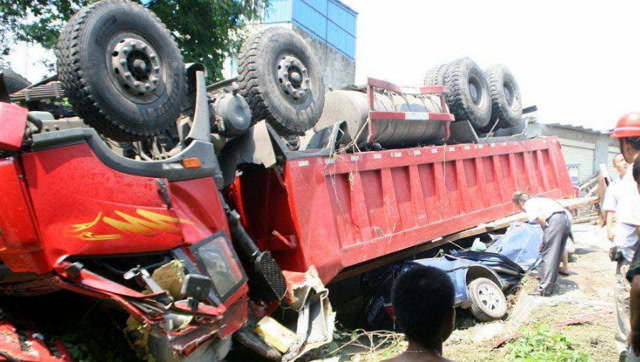 大货车侧翻,一车人眼睁睁看着自己被压成肉泥,真是太惨了