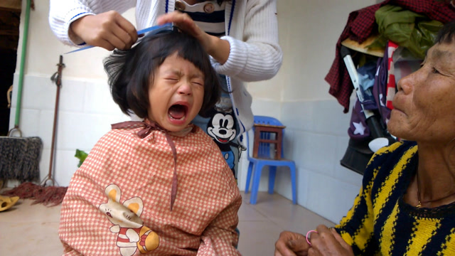 2岁宝宝剪头发,拿起剪刀那一刻,宝宝瞬间哭了