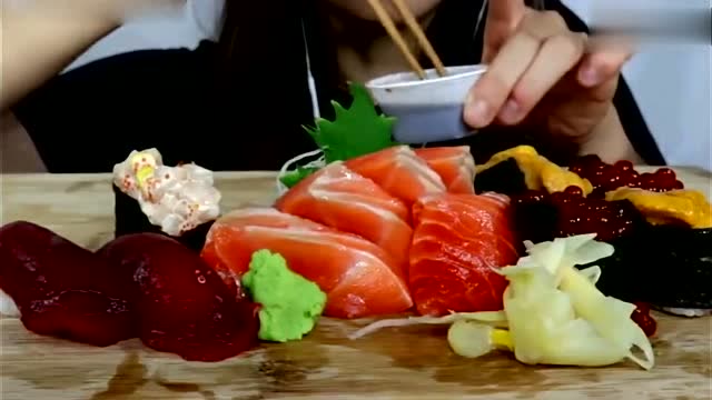 吃播韩国美女juicy吃刺身和寿司,鱼刺身十分新鲜可口