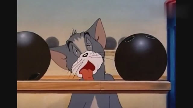 猫和老鼠汤姆张大嘴巴等着吃小老鼠,没想吃到了一个保龄球