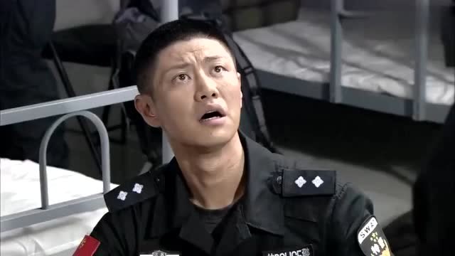 小黑回趟家大包小包,居然嘲笑战友不带东西