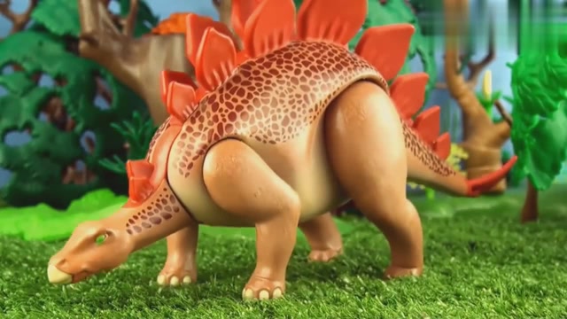 剑齿龙在森林散步,却遇到了霸王龙,直接就打起来了!