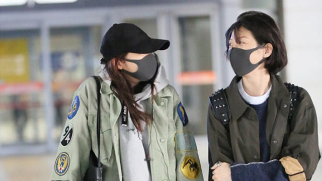 关晓彤穿工装外套与助理热聊 开心大笑心情相当不错