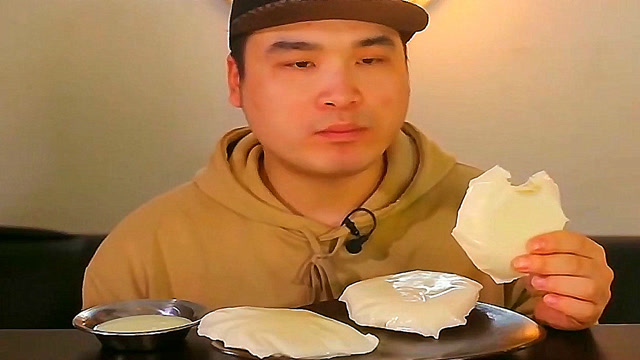 大胃王胖哥吃大奶酪饼,雪白有嚼劲,甜甜的沾酱更过瘾!