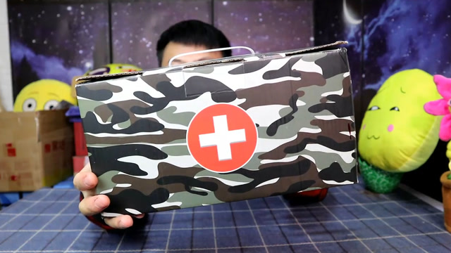 试吃吃鸡游戏里的"绷带"蛋糕,吃个蛋糕就能回血吗?