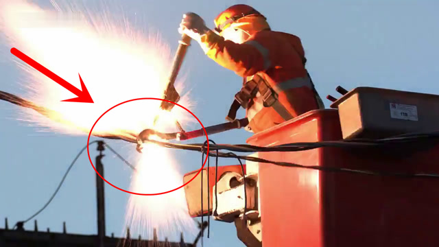 工人忘记拉电闸,男子拿着铰钳就截电缆,下一秒火花四溅!